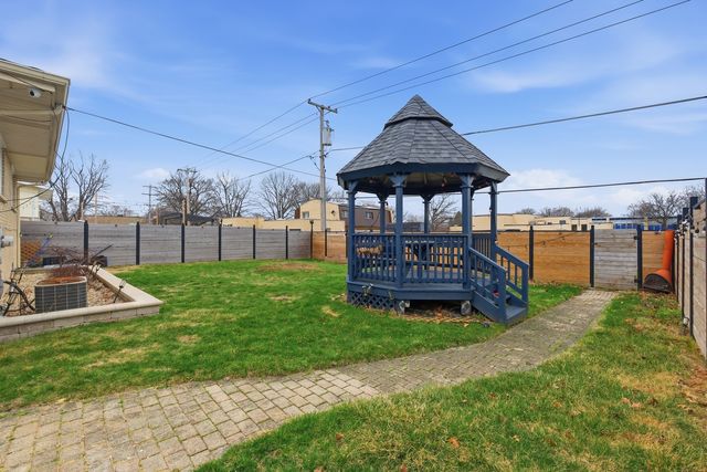 9728 S Tripp Avenue, Oak Lawn, IL 60453