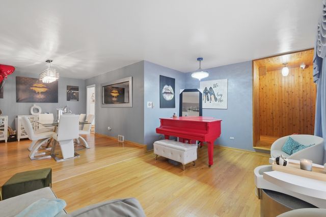 9728 S Tripp Avenue, Oak Lawn, IL 60453