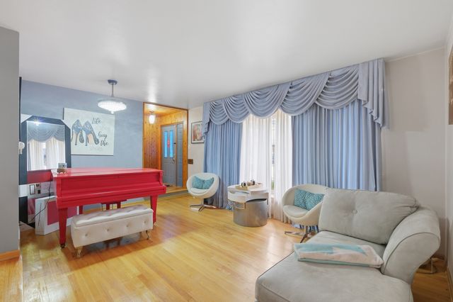 9728 S Tripp Avenue, Oak Lawn, IL 60453