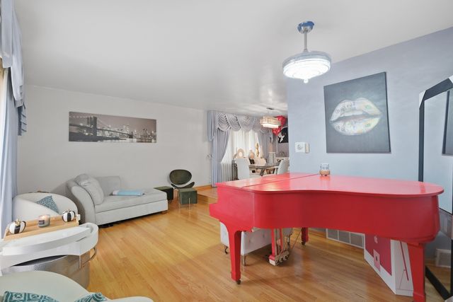 9728 S Tripp Avenue, Oak Lawn, IL 60453