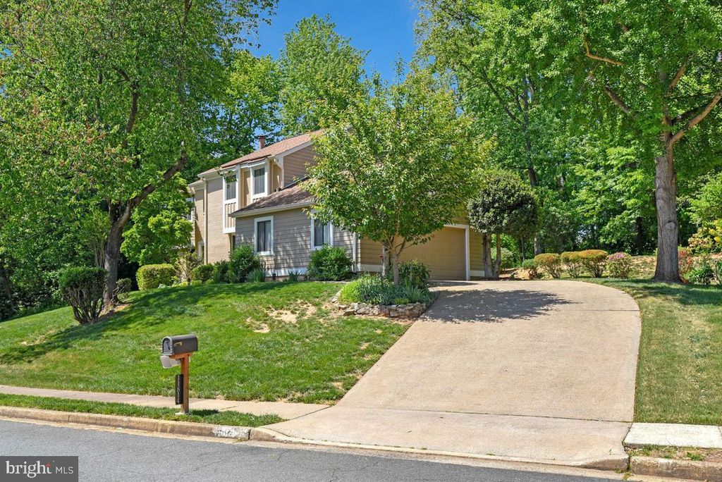 11814 BLUE SPRUCE RD, Reston, VA 20191