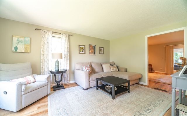 7 Bunker Cir, East Longmeadow, MA 01108