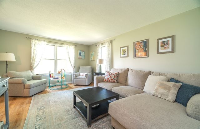 7 Bunker Cir, East Longmeadow, MA 01108
