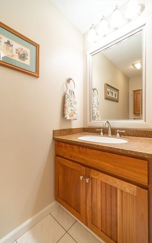 7 Bunker Cir, East Longmeadow, MA 01108