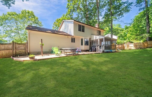 7 Bunker Cir, East Longmeadow, MA 01108