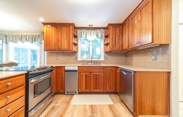 7 Bunker Cir, East Longmeadow, MA 01108