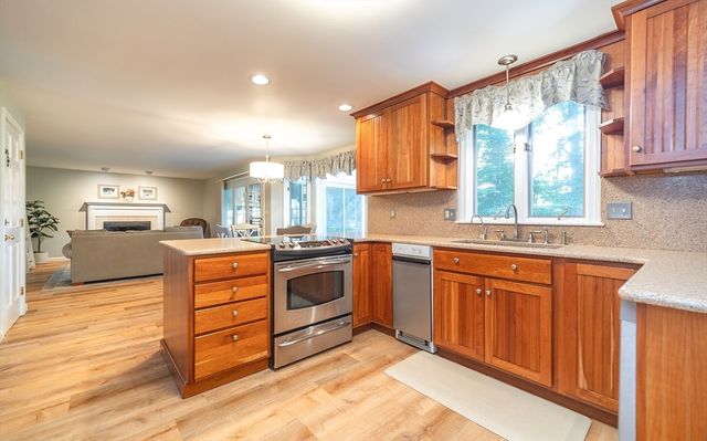 7 Bunker Cir, East Longmeadow, MA 01108