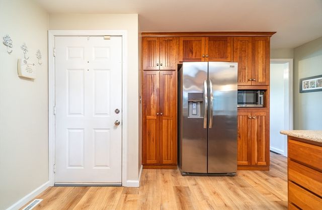 7 Bunker Cir, East Longmeadow, MA 01108