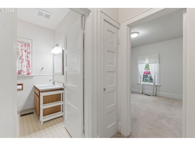 2310 Sw DOLPH Ct, Portland, OR 97219