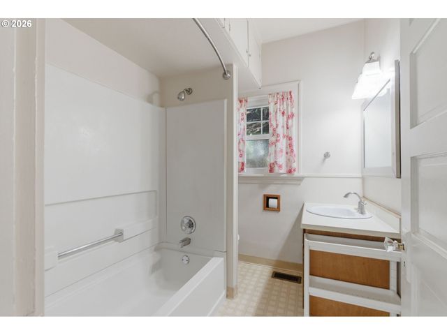 2310 Sw DOLPH Ct, Portland, OR 97219