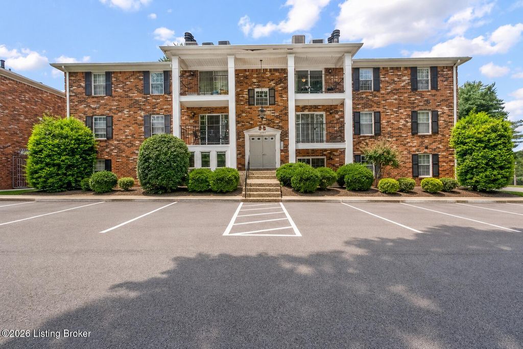 3307 Colonial Manor Cir UNIT 6B, Louisville, KY 40218