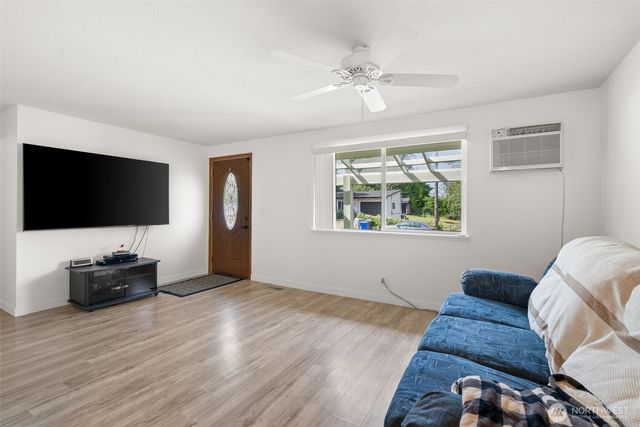11833 SE 272nd Place, Kent, WA 98030