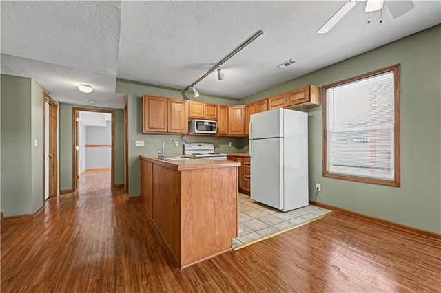 1225 SE 12TH Street, Lee's Summit, MO 64081