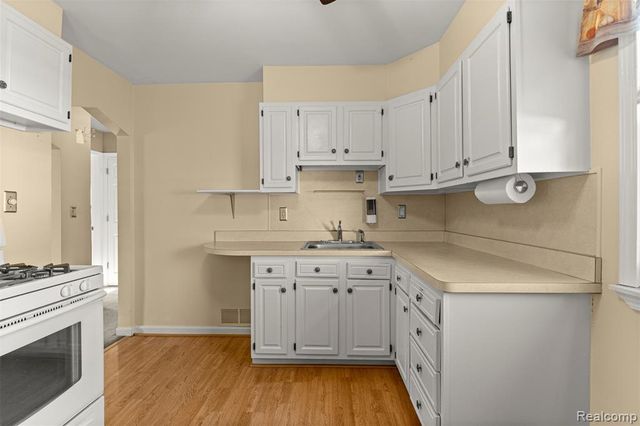 9896 Park Avenue, Allen Park, MI 48101