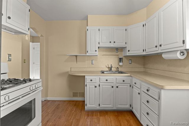 9896 Park Avenue, Allen Park, MI 48101