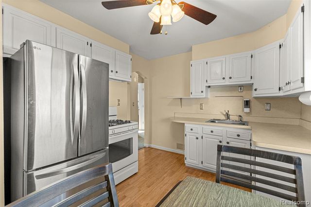 9896 Park Avenue, Allen Park, MI 48101