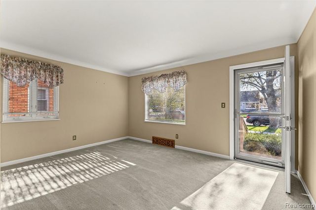 9896 Park Avenue, Allen Park, MI 48101