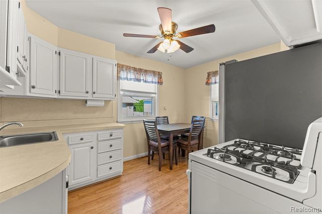 9896 Park Avenue, Allen Park, MI 48101