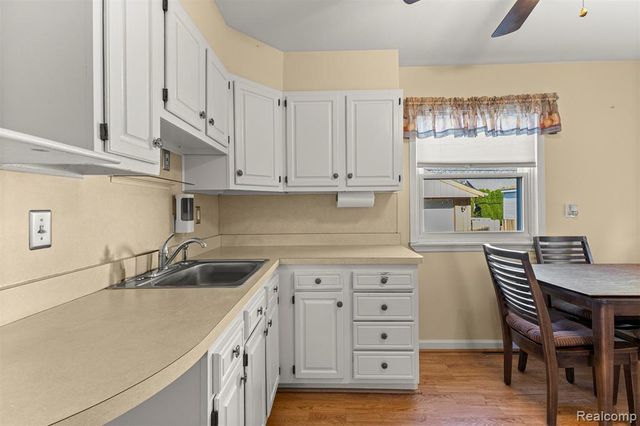 9896 Park Avenue, Allen Park, MI 48101