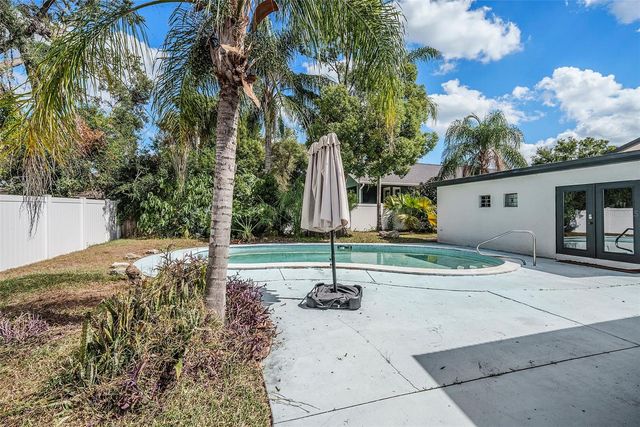 1702 E KNOLLWOOD STREET, Tampa, FL 33610