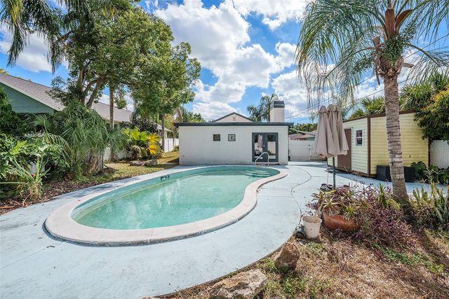 1702 E KNOLLWOOD STREET, Tampa, FL 33610