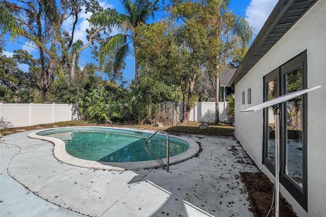 1702 E KNOLLWOOD STREET, Tampa, FL 33610