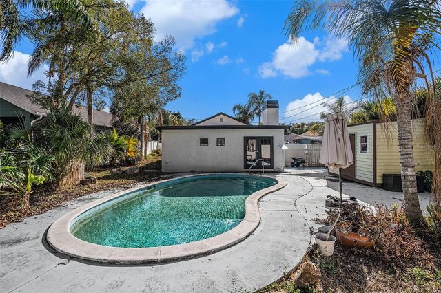 1702 E KNOLLWOOD STREET, Tampa, FL 33610