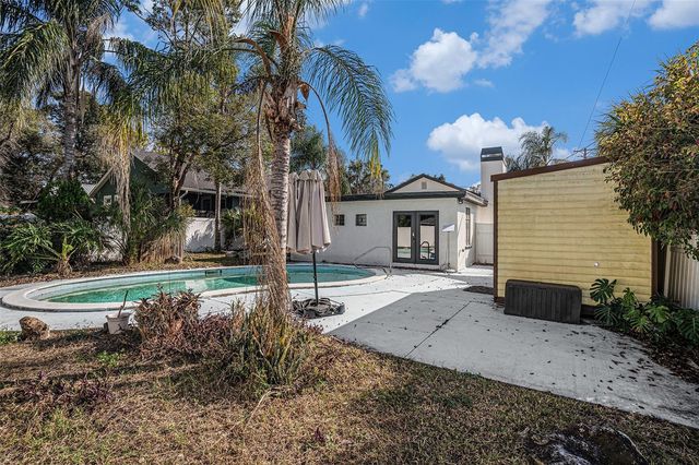 1702 E KNOLLWOOD STREET, Tampa, FL 33610