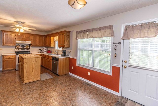 262 COUNTRYWOOD DR, Selmer, TN 38375