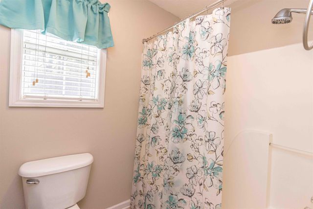 262 COUNTRYWOOD DR, Selmer, TN 38375