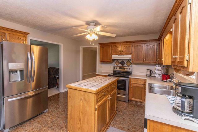 262 COUNTRYWOOD DR, Selmer, TN 38375