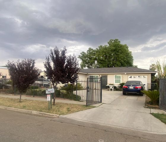 2037 S Hazelwood Boulevard, Fresno, CA 93702