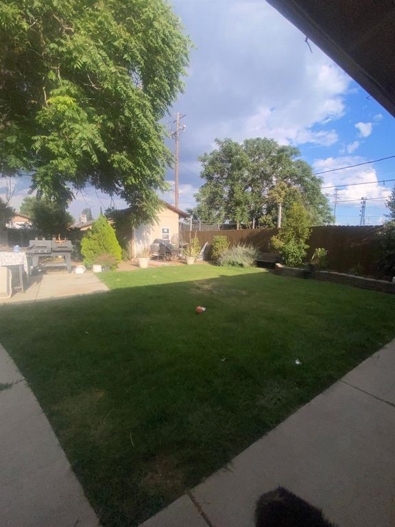 Image 16 of property listing at 2037 S Hazelwood Boulevard, Fresno, CA 93702