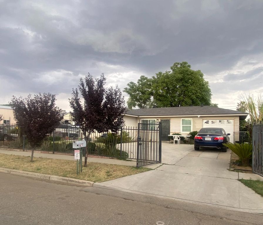 Image 18 of property listing at 2037 S Hazelwood Boulevard, Fresno, CA 93702