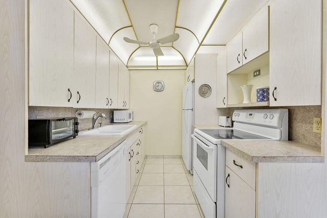 3027 Guildford B, Boca Raton, FL 33434