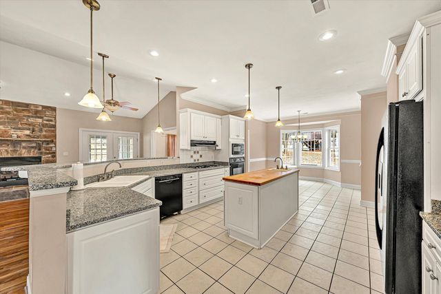 405 Dawnridge DR, Vinton, VA 24179