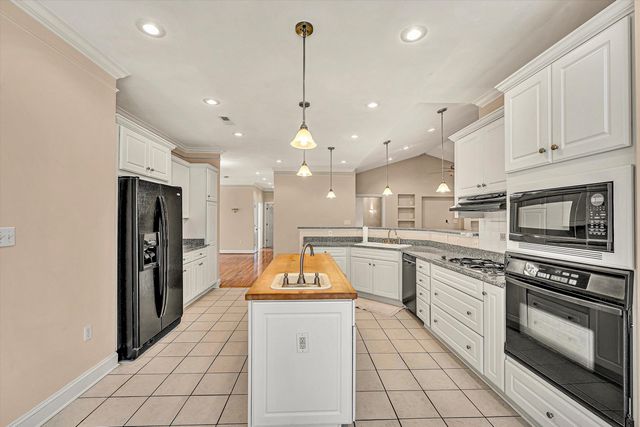 405 Dawnridge DR, Vinton, VA 24179