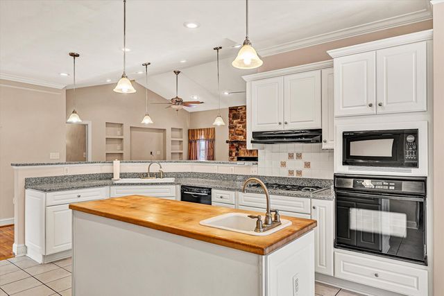 405 Dawnridge DR, Vinton, VA 24179