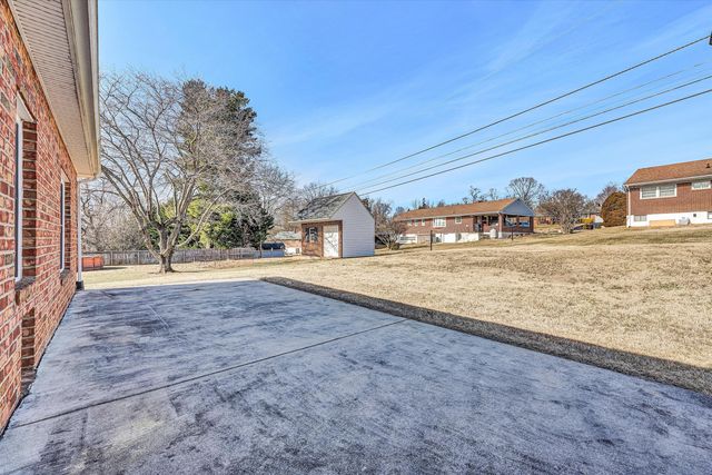 405 Dawnridge DR, Vinton, VA 24179