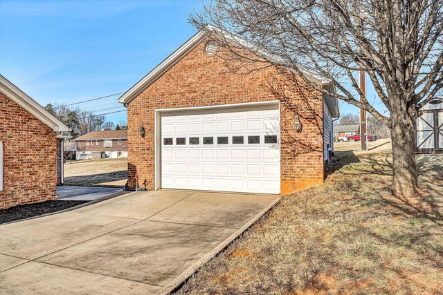 405 Dawnridge DR, Vinton, VA 24179