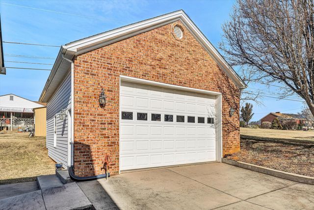 405 Dawnridge DR, Vinton, VA 24179