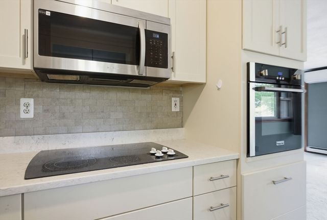 7 Buzzards Bay Dr, Plymouth, MA 02360