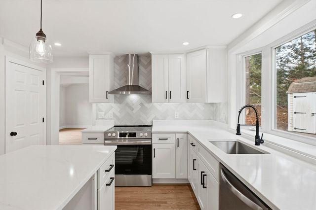 5 Shady Lane Dr, Burlington, MA 01803