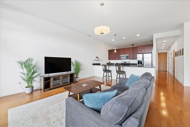 4420 N CLARK Street 302, Chicago, IL 60640