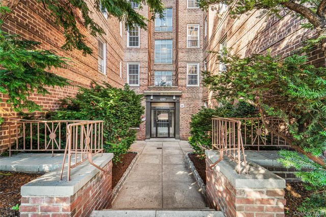 6393 Woodhaven Boulevard 6F, Rego Park, NY 11374