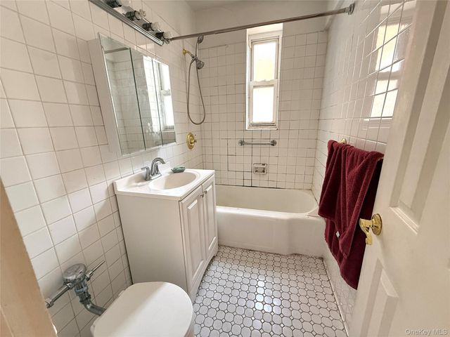6393 Woodhaven Boulevard 6F, Rego Park, NY 11374