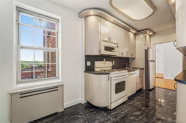 6393 Woodhaven Boulevard 6F, Rego Park, NY 11374