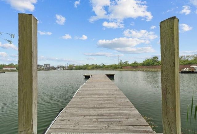 242 Debbie Lane, Dickinson, TX 77539