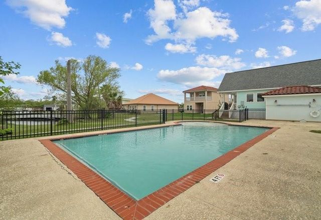 242 Debbie Lane, Dickinson, TX 77539