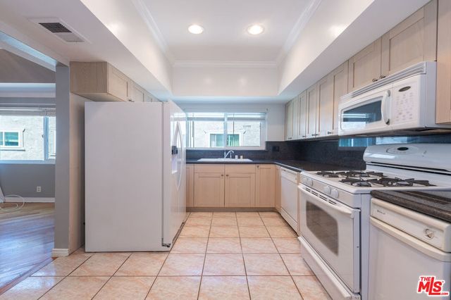 12416 Magnolia Boulevard 7, Valley Village, CA 91607